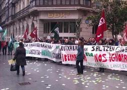 Un centenar de trabajadores de Ibermática se concentran frente a Kutxabank en Bilbao