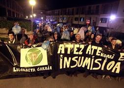 Cientos de personas se manifiestan contra el puerta a puerta en Legorreta