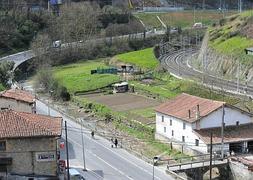 Eibar y Ermua plantean crear un paseo fluvial y un bidegorri en el límite de provincias