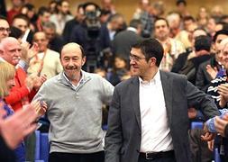 Alfredo Pérez Rubalcaba y Patxi López, en la clausura del VII Congreso del PSE-EE en el palacio Euskalduna de Bilbao, el pasado mes de febrero. ::                             LUIS ÁNGEL GÓMEZ