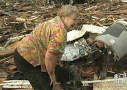 Encuentra a su perro enterrado vivo tras el tornado