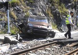 Sale ileso después de que dos trenes impactaran con su coche en Ikaztegieta