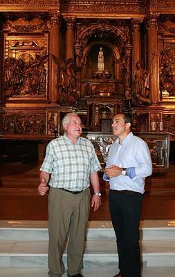 Abierta. El párroco Fernando Jiménez y el delegado de Turismo, Miguel Ángel Páez, ante el retablo de la iglesia del Junkal. ::                             F. PORTU