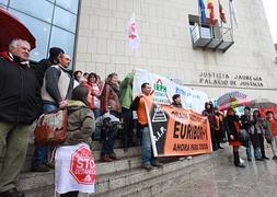 Protesta en el Palacio de Justicia de San Sebastián./ Mikel Fraile