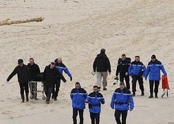 Evacuación del cadáver aparecido en una playa de Capbreton. /Foto: Sudouest