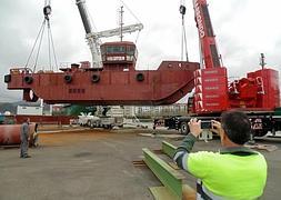 El barco 'Zumaia Noveno' se elevó ayer sobre las aguas del Urola