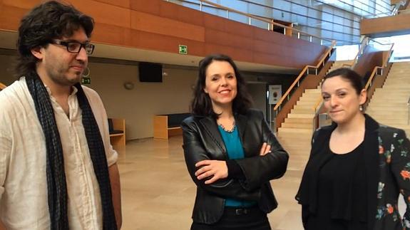 Los interpretes Gustavo de Gennaro (Nemonio), Ainhoa Garmendia (Adina) y Ruth Iniesta (Gianetta) hablan sobre la ópera 'Lelisir'.  