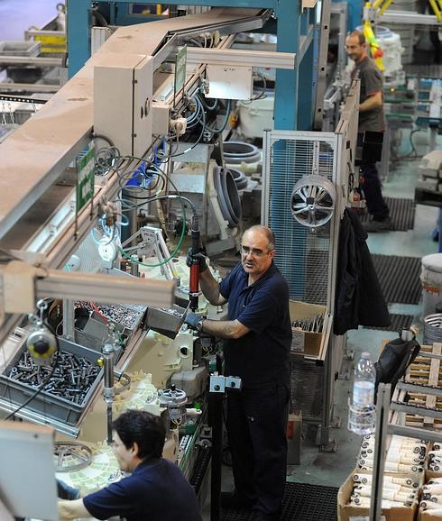 Trabajadores de la línea de lavadoras de Garagarza cuando era pelenamente operativa. 