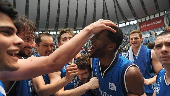 Los jugadores del GBC celebran la victoria en mitad de la cancha.