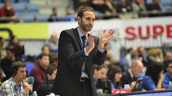 Sito Alonso aplaude a sus jugadores en un momento del encuentro. 