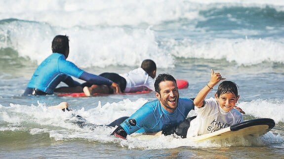 Surf, una de las actividades ‘estrella’ para practicar en Castro. 