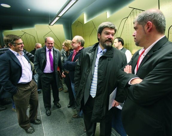 Juan María Aburto conversa con Unai Sordo en el congreso de CC OO-Euskadi en enero de 2013.