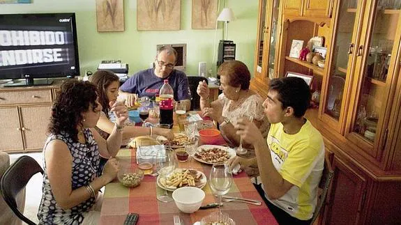 Familia a la mesa