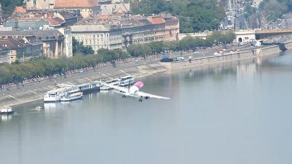 Vuelo rasante sobre el Danubio de un avión de pasajeros