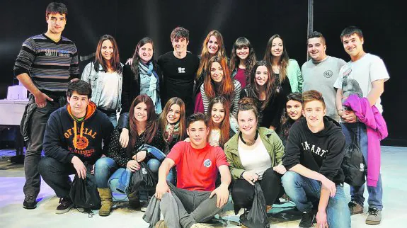 Txapeldunak. Los alumnos de Aita Larramendi Ikastola en el escenario del Kursaal junto al presentador Iban Garate.