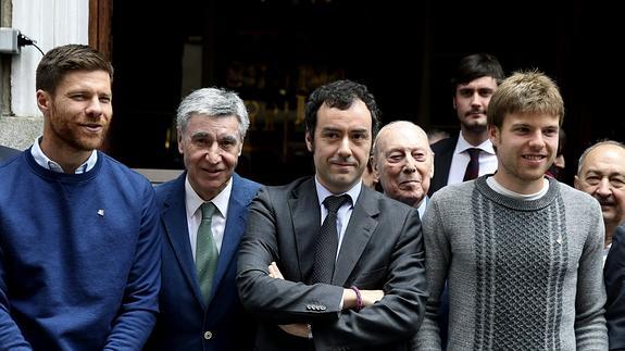 Álex Aranzabal, presidente del Eibar, rodeado de Xabi Alonso, Asier Illarramendi y otras personalidades. 