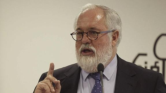 El candidato del PP al Parlamento Europeo, Miguel Arias Cañete , durante su intervención en una conferencia-coloquio que ha protagonizado hoy en el Club Siglo XXI de Madrid 