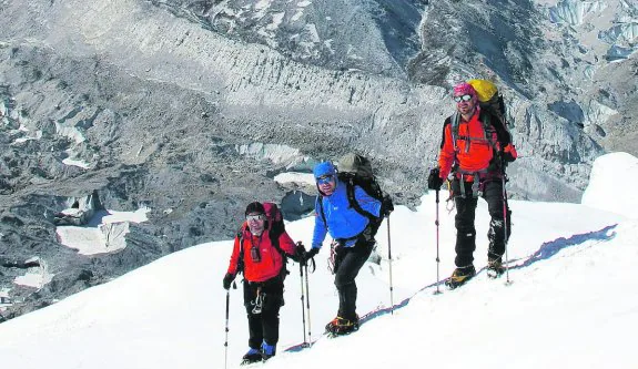 José Javier y Juan Manuel Sarasola junto a Javi Gómez de Segura en el descenso del Island Peak.
