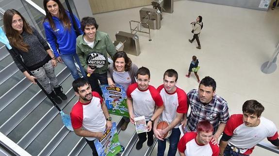 Responsables del polideportivo y de los diferentes cursos, tras la presentación de la campaña de verano. 