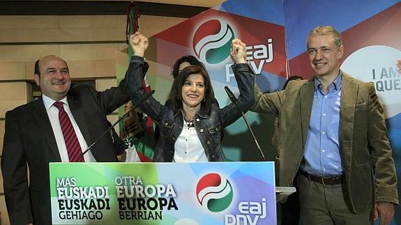 La cabeza de lista del PNV al Parlamento europeo y candidata electa Izaskun Bilbao,   junto al lehendakari, Iñigo Urkullu, y al presidente del PNV , Andoni Ortuzar, durante la rueda de prensa en la sede del PNV en Bilbao 