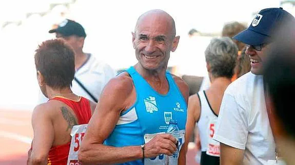 Santi Auzmendi, sonriente tras lograr la plata en los 800 metros de los Mundiales masters para veteranos en 2005.