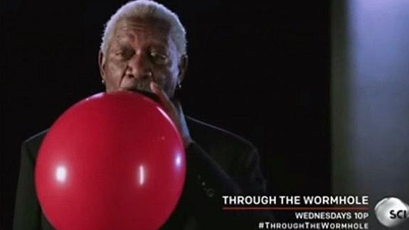 Morgan Freeman arrasa en Internet hablando tras inhalar helio