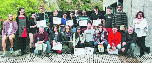 Foto de familia. Todos los premiados en la séptima edición del concurso de ideas empresariales, juntos tras recibir los diplomas.