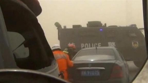 Un huracán atrapa al menos a 100 personas en una autopista china