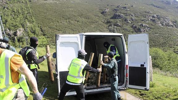 La Guardia Civil -La se ha llevado en una furgoneta los esquejes 