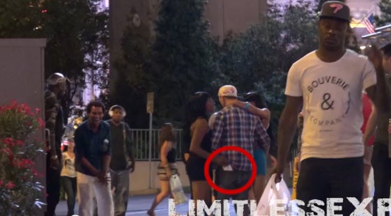 Está grabando una broma y unas prostitutas le roban el teléfono móvil