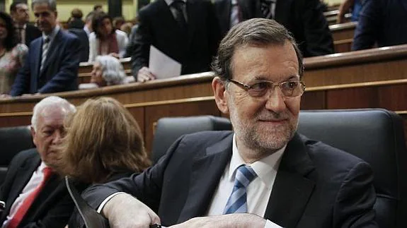 El presidente del Gobierno, Mariano Rajoy, a su llegada esta mañana al Congreso de los Diputados, donde el pleno aprobará la ley orgánica por la que se hace efectiva la abdicación del Rey. 