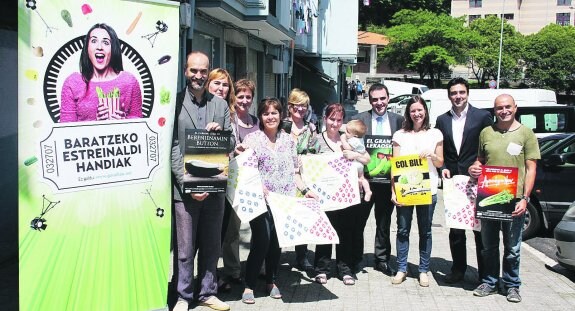 Responsables de Kutxa Ekogunea y del Ayuntamiento de Hernani en la presentación de la campaña en Arregi janari denda. 