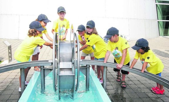 Un grupo de niños y niñas del Club Juvenil de la Obra Social de Kutxa disfrutan en el museo de la Ciencia Eureka! .