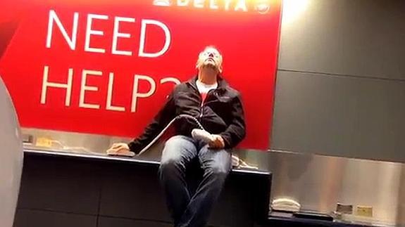 ¿Qué harías si te quedas solo en un aeropuerto toda la noche?