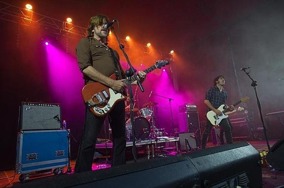 Tex Perkins, en primer plano, al frente del combo The Ape .
