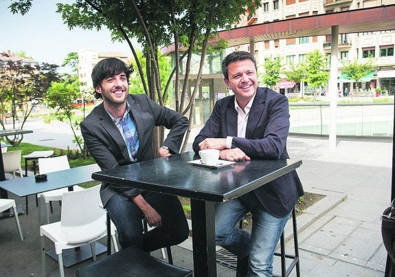 El guionista Diego San José, junto al alcalde José Antonio Santano.