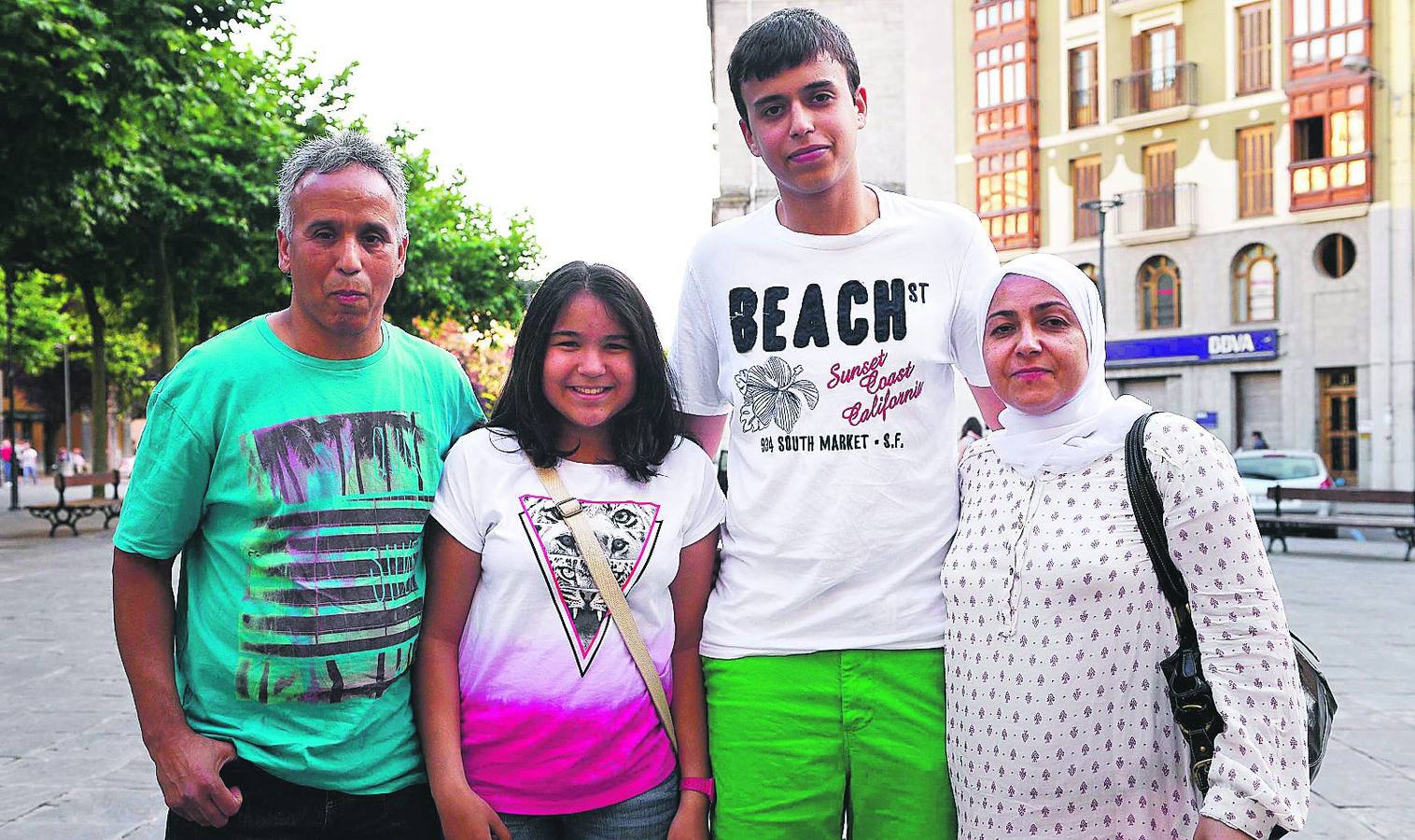 Familia Azergui. Los padres y la hermana de Marwane posan orgullosos con el homenajeado en el Triángulo.