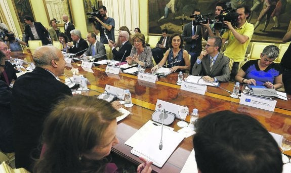 Cristina Uriarte y José Ignacio Wert, frente a frente durante la reunión de ayer.