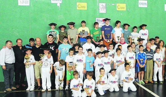 Finalistas del torneo de cuatro y medio y del Memorial Ezkurra disputados en Doneztebe. 