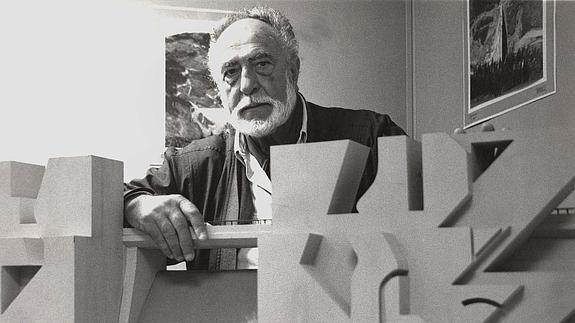 Basterretxea junto a una de sus obras. 