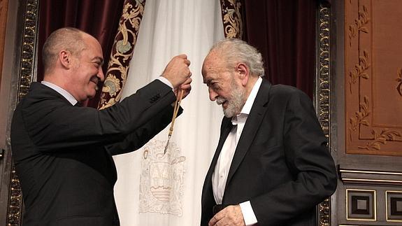 Martín Garitano le pone la medalla a Nestor Basterretxea. 