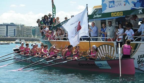 Las remeras sanjuandarras levantan los brazos para celebrar su victoria en La Concha.