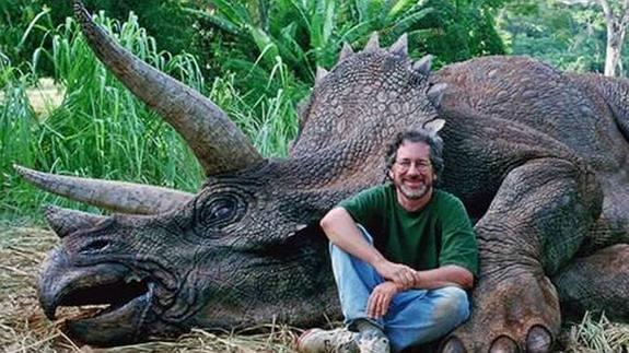 Steven Spielberg, junto a una las recreaciones de dinosaurio para el rodaje de la película 'Jurassic Park' en 1992 