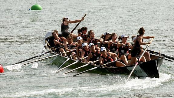 La tripulación de Hibaika durante la regata. 