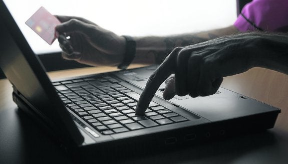 Un usuario realiza una transacción con su tarjeta de crédito a través de internet.

