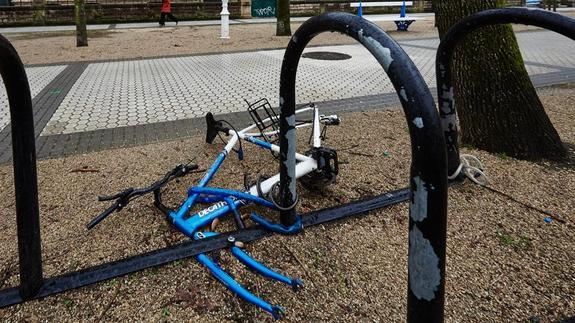 Una bicicleta sin las dos ruedas en el Paseo Árbol de Gernika