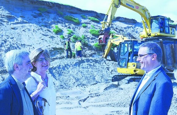 El popular Cano junto a Mª José Lafuente y José Luis Herrador durante la visita a las obras del biotopo.