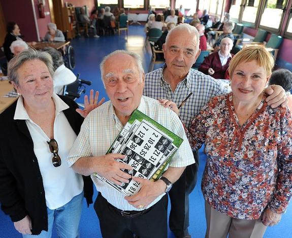 Antonio Jiménez, con cartones del bingo, junto a otros voluntarios en Eibar.