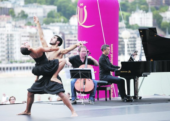 La compañía Dantzaz Konpainia trajo el ballet hasta las terrazas del Ayuntamiento, con la bahía como escenario de lujo.