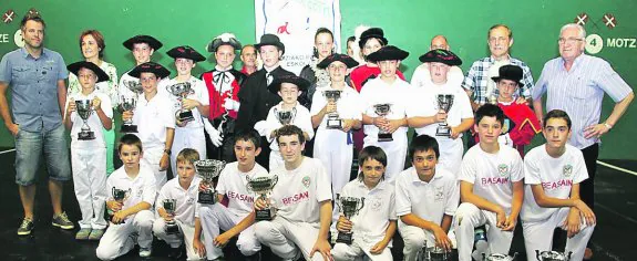 Foto conjunta de los participantes en la final del Torneo Txapagain. 